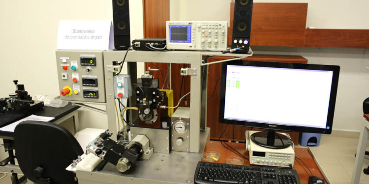 Na Politechnice Świętokrzyskiej otwarto laboratorium, które będzie badać parametry elementów maszyn i urządzeń / Wojciech Habdas / Radio Kielce