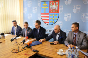 13.6.2016 Kielce. Podpisanie umowy dotyczącej współpracy pomiędzy Województwem Świętokrzyskim, a Politechniką Świętokrzyską. Wspólny projekt ma na celu wdrożenie w Świętokrzyskim Zarządzie Dróg Wojewódzkich nowych technologii i rozwiązań w zakresie: monitoringu i oceny stanu technicznego dróg i mostów, laboratorium drogowego. / Wojciech Habdas / Radio Kielce