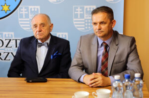 13.6.2016 Kielce. Podpisanie umowy dotyczącej współpracy pomiędzy Województwem Świętokrzyskim, a Politechniką Świętokrzyską. Wspólny projekt ma na celu wdrożenie w Świętokrzyskim Zarządzie Dróg Wojewódzkich nowych technologii i rozwiązań w zakresie: monitoringu i oceny stanu technicznego dróg i mostów, laboratorium drogowego. / Wojciech Habdas / Radio Kielce