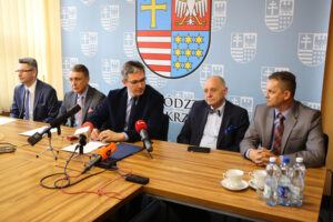 13.6.2016 Kielce. Podpisanie umowy dotyczącej współpracy pomiędzy Województwem Świętokrzyskim, a Politechniką Świętokrzyską. Wspólny projekt ma na celu wdrożenie w Świętokrzyskim Zarządzie Dróg Wojewódzkich nowych technologii i rozwiązań w zakresie: monitoringu i oceny stanu technicznego dróg i mostów, laboratorium drogowego. / Wojciech Habdas / Radio Kielce