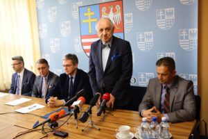 13.6.2016 Kielce. Podpisanie umowy dotyczącej współpracy pomiędzy Województwem Świętokrzyskim, a Politechniką Świętokrzyską. Wspólny projekt ma na celu wdrożenie w Świętokrzyskim Zarządzie Dróg Wojewódzkich nowych technologii i rozwiązań w zakresie: monitoringu i oceny stanu technicznego dróg i mostów, laboratorium drogowego. / Wojciech Habdas / Radio Kielce