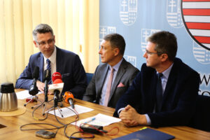 13.6.2016 Kielce. Podpisanie umowy dotyczącej współpracy pomiędzy Województwem Świętokrzyskim, a Politechniką Świętokrzyską. Wspólny projekt ma na celu wdrożenie w Świętokrzyskim Zarządzie Dróg Wojewódzkich nowych technologii i rozwiązań w zakresie: monitoringu i oceny stanu technicznego dróg i mostów, laboratorium drogowego. / Wojciech Habdas / Radio Kielce