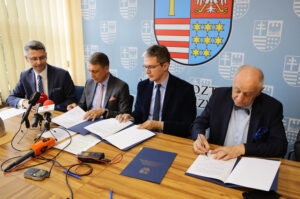 13.6.2016 Kielce. Podpisanie umowy dotyczącej współpracy pomiędzy Województwem Świętokrzyskim, a Politechniką Świętokrzyską. Wspólny projekt ma na celu wdrożenie w Świętokrzyskim Zarządzie Dróg Wojewódzkich nowych technologii i rozwiązań w zakresie: monitoringu i oceny stanu technicznego dróg i mostów, laboratorium drogowego. / Wojciech Habdas / Radio Kielce