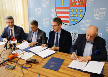 13.6.2016 Kielce. Podpisanie umowy dotyczącej współpracy pomiędzy Województwem Świętokrzyskim, a Politechniką Świętokrzyską. Wspólny projekt ma na celu wdrożenie w Świętokrzyskim Zarządzie Dróg Wojewódzkich nowych technologii i rozwiązań w zakresie: monitoringu i oceny stanu technicznego dróg i mostów, laboratorium drogowego. / Wojciech Habdas / Radio Kielce