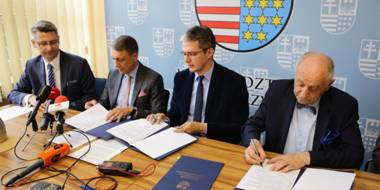 13.6.2016 Kielce. Podpisanie umowy dotyczącej współpracy pomiędzy Województwem Świętokrzyskim, a Politechniką Świętokrzyską. Wspólny projekt ma na celu wdrożenie w Świętokrzyskim Zarządzie Dróg Wojewódzkich nowych technologii i rozwiązań w zakresie: monitoringu i oceny stanu technicznego dróg i mostów, laboratorium drogowego. / Wojciech Habdas / Radio Kielce