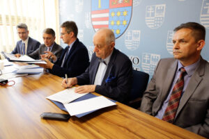 13.6.2016 Kielce. Podpisanie umowy dotyczącej współpracy pomiędzy Województwem Świętokrzyskim, a Politechniką Świętokrzyską. Wspólny projekt ma na celu wdrożenie w Świętokrzyskim Zarządzie Dróg Wojewódzkich nowych technologii i rozwiązań w zakresie: monitoringu i oceny stanu technicznego dróg i mostów, laboratorium drogowego. / Wojciech Habdas / Radio Kielce