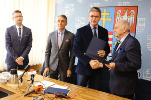 13.6.2016 Kielce. Podpisanie umowy dotyczącej współpracy pomiędzy Województwem Świętokrzyskim, a Politechniką Świętokrzyską. Wspólny projekt ma na celu wdrożenie w Świętokrzyskim Zarządzie Dróg Wojewódzkich nowych technologii i rozwiązań w zakresie: monitoringu i oceny stanu technicznego dróg i mostów, laboratorium drogowego. / Wojciech Habdas / Radio Kielce