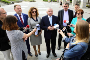 13.6.2016 Kielce. Konferencja prasowa PiS z udziałem posła Krzysztofa Lipca, senatora Krzysztofa Słonia, prezydenta Kielc Wojciecha Lubawskiego / Wojciech Habdas / Radio Kielce