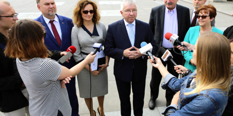 13.6.2016 Kielce. Konferencja prasowa PiS z udziałem posła Krzysztofa Lipca, senatora Krzysztofa Słonia, prezydenta Kielc Wojciecha Lubawskiego / Wojciech Habdas / Radio Kielce