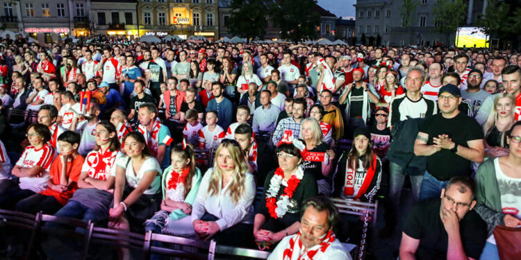 16.6.2016 Kielce. Tak kibicowaliśmy naszej drużynie narodowej na Rynku / Wojciech Habdas / Radio Kielce