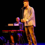 19.6.2016 Kielce. Poznaliśmy laureatów plebiscytu "O Dziką Różę". Podczas finałowej gali w Teatrze im. S. Żeromskiego wysłuchaliśmy koncertu "Osiecka po męsku", podczas którego wystąpili: Marcin Januszkiewicz (wokal), Jacek Kita (klawisze) oraz Łukasz Czekała (skrzypce). / Wojciech Habdas / Radio Kielce