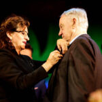 19.6.2016 Kielce. Poznaliśmy laureatów plebiscytu "O Dziką Różę". Edward Kusztal, który w Kielcach zagrał ponad sto ról, odebrał z rąk wojewody świętokrzyskiego Agaty Wojtyszek medal "Zasłużony Kulturze – Gloria Artis” przyznany przez wicepremiera, ministra kultury i dziedzictwa narodowego Piotra Glińskiego. / Wojciech Habdas / Radio Kielce