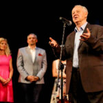 19.6.2016 Kielce. Poznaliśmy laureatów plebiscytu "O Dziką Różę". Edward Kusztal, który w Kielcach zagrał ponad sto ról, odebrał z rąk wojewody świętokrzyskiego Agaty Wojtyszek medal "Zasłużony Kulturze – Gloria Artis” przyznany przez wicepremiera, ministra kultury i dziedzictwa narodowego Piotra Glińskiego. / Wojciech Habdas / Radio Kielce