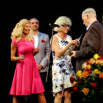 19.6.2016 Kielce. Poznaliśmy laureatów plebiscytu "O Dziką Różę". Edward Kusztal, który w Kielcach zagrał ponad sto ról, odebrał z rąk wojewody świętokrzyskiego Agaty Wojtyszek medal "Zasłużony Kulturze – Gloria Artis” przyznany przez wicepremiera, ministra kultury i dziedzictwa narodowego Piotra Glińskiego. / Wojciech Habdas / Radio Kielce