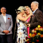 19.6.2016 Kielce. Poznaliśmy laureatów plebiscytu "O Dziką Różę". Edward Kusztal, który w Kielcach zagrał ponad sto ról, odebrał z rąk wojewody świętokrzyskiego Agaty Wojtyszek medal "Zasłużony Kulturze – Gloria Artis” przyznany przez wicepremiera, ministra kultury i dziedzictwa narodowego Piotra Glińskiego. / Wojciech Habdas / Radio Kielce