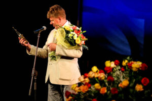 19.6.2016 Kielce. Poznaliśmy laureatów plebiscytu "O Dziką Różę". Dziennikarze kieleckich mediów aktorską nagrodę przyznali Januszowi Głogowskiemu, za najlepszy spektakl uznali "Szalbierza” Gyorgy Spiro w reżyserii Pawła Aignera. / Wojciech Habdas / Radio Kielce