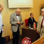 23.6.2016 Kielce. Rektor uczelni w brazylijskiej Vitorii odwiedził Politechnikę Świętokrzyską. Stanisław Adamczak, rektor PŚk, wręczył gościom pamiątkowe medale. / Wojciech Habdas / Radio Kielce