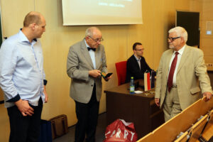 23.6.2016 Kielce. Rektor uczelni w brazylijskiej Vitorii odwiedził Politechnikę Świętokrzyską. Stanisław Adamczak, rektor PŚk, wręczył gościom pamiątkowe medale. / Wojciech Habdas / Radio Kielce