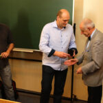 23.6.2016 Kielce. Rektor uczelni w brazylijskiej Vitorii odwiedził Politechnikę Świętokrzyską. Stanisław Adamczak, rektor PŚk, wręczył gościom pamiątkowe medale. / Wojciech Habdas / Radio Kielce