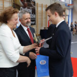 23.6.2016 Kielce. Wojewódzkie zakończenie roku szkolnego w Zespole Szkół Katolickich Diecezji Kieleckiej w Kielcach, ul. św. Stanisława Kostki 17. Wręczono statuetki "Diament Świętokrzyskiej Oświaty". / Wojciech Habdas / Radio Kielce