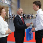 23.6.2016 Kielce. Wojewódzkie zakończenie roku szkolnego w Zespole Szkół Katolickich Diecezji Kieleckiej w Kielcach, ul. św. Stanisława Kostki 17. Wręczono statuetki "Diament Świętokrzyskiej Oświaty". / Wojciech Habdas / Radio Kielce