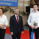 23.6.2016 Kielce. Wojewódzkie zakończenie roku szkolnego w Zespole Szkół Katolickich Diecezji Kieleckiej w Kielcach, ul. św. Stanisława Kostki 17. Wręczono statuetki "Diament Świętokrzyskiej Oświaty". / Wojciech Habdas / Radio Kielce