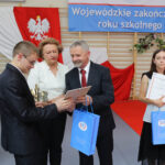 23.6.2016 Kielce. Wojewódzkie zakończenie roku szkolnego w Zespole Szkół Katolickich Diecezji Kieleckiej w Kielcach, ul. św. Stanisława Kostki 17. Wręczono statuetki "Diament Świętokrzyskiej Oświaty". / Wojciech Habdas / Radio Kielce