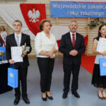 23.6.2016 Kielce. Wojewódzkie zakończenie roku szkolnego w Zespole Szkół Katolickich Diecezji Kieleckiej w Kielcach, ul. św. Stanisława Kostki 17. Wręczono statuetki "Diament Świętokrzyskiej Oświaty". / Wojciech Habdas / Radio Kielce