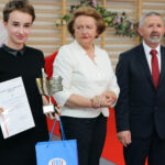 23.6.2016 Kielce. Wojewódzkie zakończenie roku szkolnego w Zespole Szkół Katolickich Diecezji Kieleckiej w Kielcach, ul. św. Stanisława Kostki 17. Wręczono statuetki "Diament Świętokrzyskiej Oświaty". / Wojciech Habdas / Radio Kielce