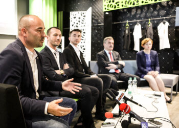 28.6.2016 Kielce. Kielecki Park Technologiczny przygotował projekt pn. Workshop Fashion Design, którego mentorami zostali Marcin Paprocki i Mariusz Brzozowski, projektanci z najbardziej znanego w Polsce modowego duetu. / Wojciech Habdas / Radio Kielce