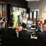 28.6.2016 Kielce. Kielecki Park Technologiczny przygotował projekt pn. Workshop Fashion Design, którego mentorami zostali Marcin Paprocki i Mariusz Brzozowski, projektanci z najbardziej znanego w Polsce modowego duetu. / Wojciech Habdas / Radio Kielce