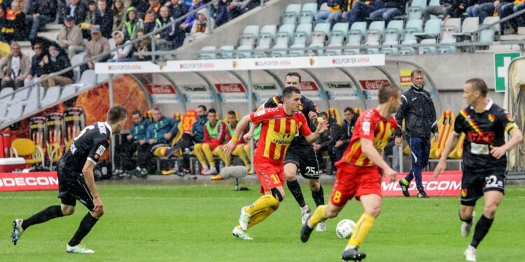 Korona z nowym właścicielem. Mniejsze gaże piłkarzy - Radio Kielce 14.5.2016 Kielce. Mecz Korona Kielce - Jagiellonia Białystok. / Wojciech Habdas / Radio Kielce