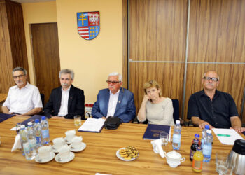 31.5.2016 Kielce. Zarząd Województwa Świętokrzyskiego powołał Wojewódzką Radę Konsultacyjną do spraw Działaczy Opozycji i Osób Represjonowanych. / Wojciech Habdas / Radio Kielce