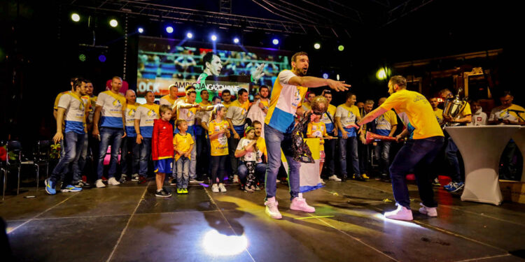 31.5.2016 Kielce. Wielka feta Vive Tauronu na kieleckim Rynku / Wojciech Habdas / Radio Kielce