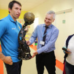 1.6.2016 Kielce. Piłkarze ręczni Vive Tauronu Kielce odwiedzili małych pacjentów szpitala zespolonego / Wojciech Habdas / Radio Kielce