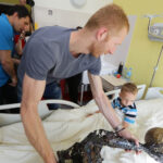 1.6.2016 Kielce. Piłkarze ręczni Vive Tauronu Kielce odwiedzili małych pacjentów szpitala zespolonego / Wojciech Habdas / Radio Kielce