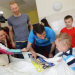 1.6.2016 Kielce. Piłkarze ręczni Vive Tauronu Kielce odwiedzili małych pacjentów szpitala zespolonego / Wojciech Habdas / Radio Kielce