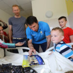 1.6.2016 Kielce. Piłkarze ręczni Vive Tauronu Kielce odwiedzili małych pacjentów szpitala zespolonego / Wojciech Habdas / Radio Kielce