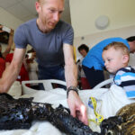 1.6.2016 Kielce. Piłkarze ręczni Vive Tauronu Kielce odwiedzili małych pacjentów szpitala zespolonego / Wojciech Habdas / Radio Kielce