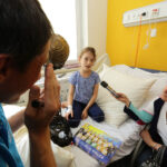 1.6.2016 Kielce. Piłkarze ręczni Vive Tauronu Kielce odwiedzili małych pacjentów szpitala zespolonego / Wojciech Habdas / Radio Kielce