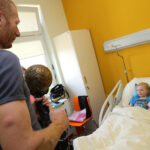 1.6.2016 Kielce. Piłkarze ręczni Vive Tauronu Kielce odwiedzili małych pacjentów szpitala zespolonego / Wojciech Habdas / Radio Kielce