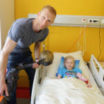 1.6.2016 Kielce. Piłkarze ręczni Vive Tauronu Kielce odwiedzili małych pacjentów szpitala zespolonego / Wojciech Habdas / Radio Kielce