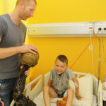 1.6.2016 Kielce. Piłkarze ręczni Vive Tauronu Kielce odwiedzili małych pacjentów szpitala zespolonego / Wojciech Habdas / Radio Kielce