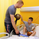 1.6.2016 Kielce. Piłkarze ręczni Vive Tauronu Kielce odwiedzili małych pacjentów szpitala zespolonego / Wojciech Habdas / Radio Kielce