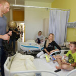 1.6.2016 Kielce. Piłkarze ręczni Vive Tauronu Kielce odwiedzili małych pacjentów szpitala zespolonego / Wojciech Habdas / Radio Kielce