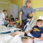 1.6.2016 Kielce. Piłkarze ręczni Vive Tauronu Kielce odwiedzili małych pacjentów szpitala zespolonego / Wojciech Habdas / Radio Kielce