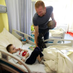 1.6.2016 Kielce. Piłkarze ręczni Vive Tauronu Kielce odwiedzili małych pacjentów szpitala zespolonego / Wojciech Habdas / Radio Kielce