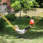 01.06.2016. W Parku Miejskim zamontowane zostały hamaki / Wojciech Habdas / Radio Kielce