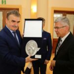 01.06.2016. Władze Kielc zostały wyróżnione Senackim Orłem, w uznaniu zasług w działalności na rzecz Polonii i Polaków / Wojciech Habdas / Radio Kielce