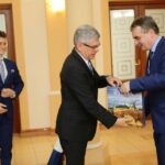 01.06.2016. Władze Kielc zostały wyróżnione Senackim Orłem, w uznaniu zasług w działalności na rzecz Polonii i Polaków / Wojciech Habdas / Radio Kielce